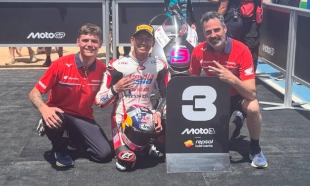 Momen Veda Ega Pratama Hindari Siraman Sampanye Di Moto3 Brasil