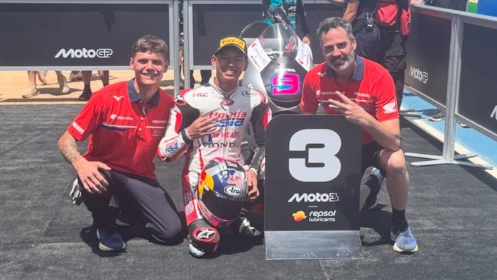 Momen Veda Ega Pratama Hindari Siraman Sampanye Di Moto3 Brasil