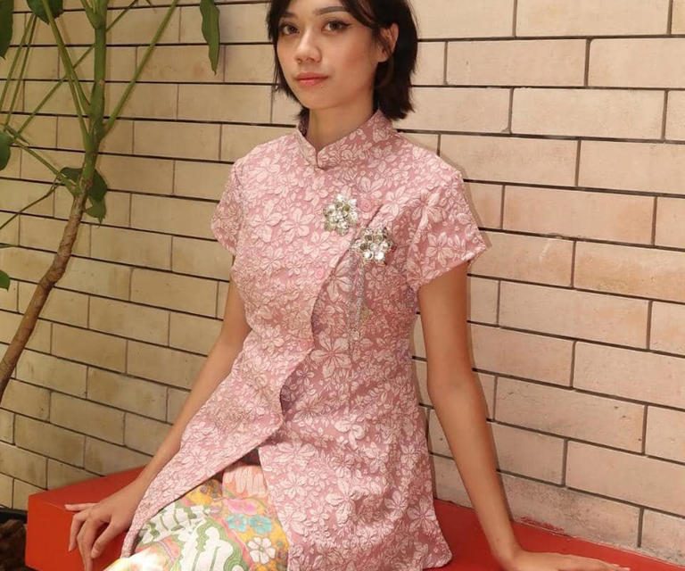Inspirasi Fashion Hari Kartini: Soft Pink, Feminin, Dan Fresh
