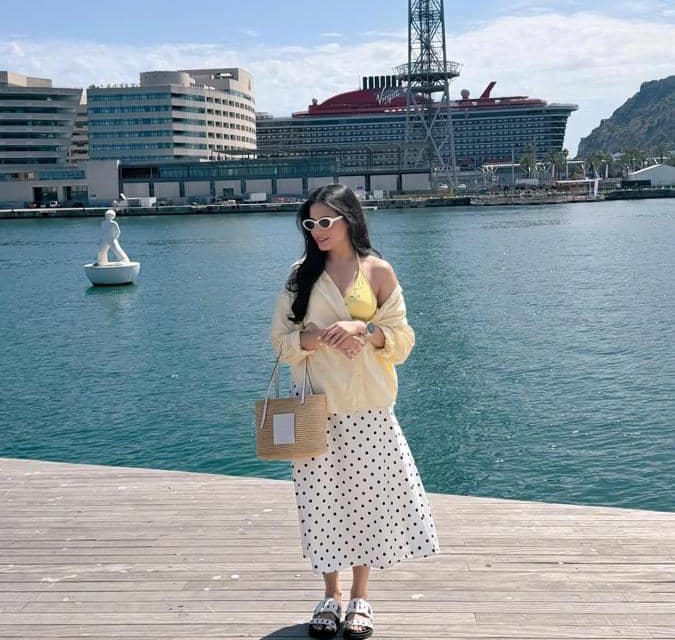 Outfit Summer Yunita Siregar Di Barcelona Tuai Pujian Netizen