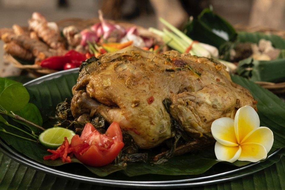 Ayam Betutu: Kuliner Khas Bali, Kaya Rempah, Menggugah Selera