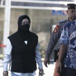Tanpa Sepatah Kata, Etik Suryani Di Bawa KPK Usai OTT