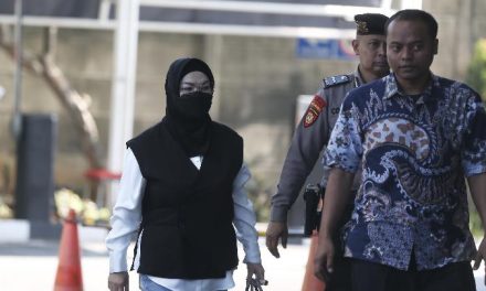 Tanpa Sepatah Kata, Etik Suryani Di Bawa KPK Usai OTT