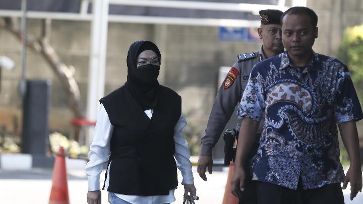 Tanpa Sepatah Kata, Etik Suryani Di Bawa KPK Usai OTT