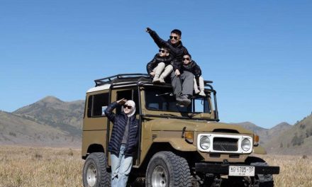 Kompak Dan Bahagia! Liburan Keluarga Henny Rahman Di Bromo