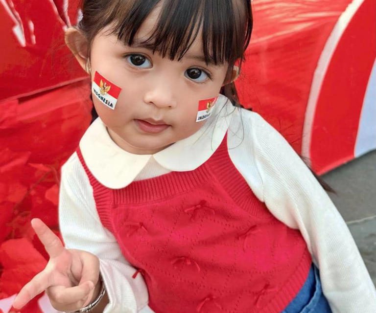 Potret Gemas Cunda Anak Denny Caknan Ikut Lomba Agustusan