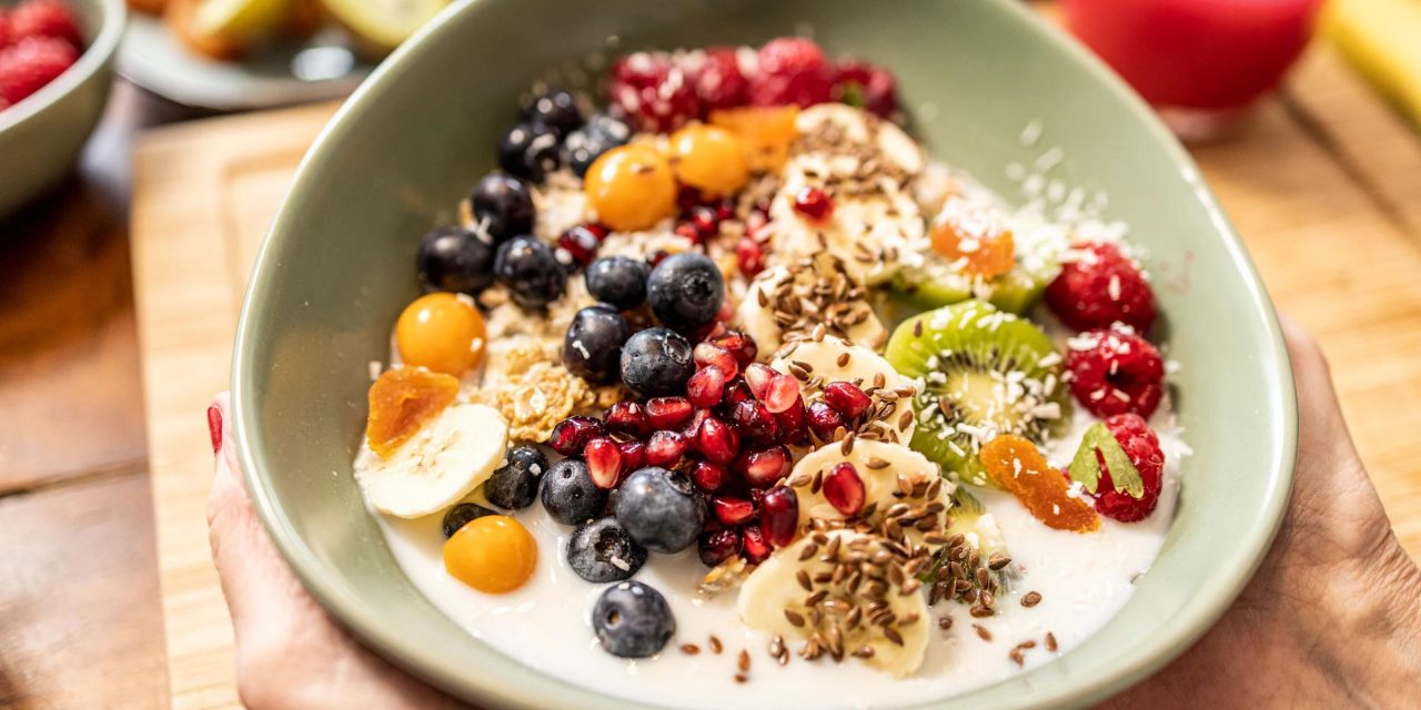 Camilan Sehat! Yogurt Plain Dan Buah Segar Kaya Kalsium