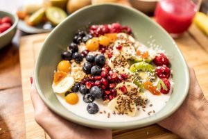 Camilan Sehat! Yogurt Plain Dan Buah Segar Kaya Kalsium