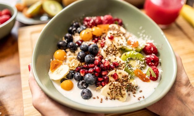 Camilan Sehat! Yogurt Plain Dan Buah Segar Kaya Kalsium