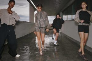 Tampil Berani! Zendaya x On Usung Motif Python Koleksi Terbaru